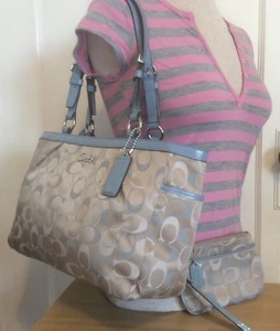 * NECESITA $VENTA * Bolso de hombro Coach Signature con cremallera superior con pulsera F17676 - Imagen 1 de 9