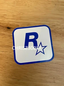 Adesivo Grand Theft Auto V 5 Rockstar Games LOGO decalcomania bianco blu 3" x 3 1/16" - Foto 1 di 1