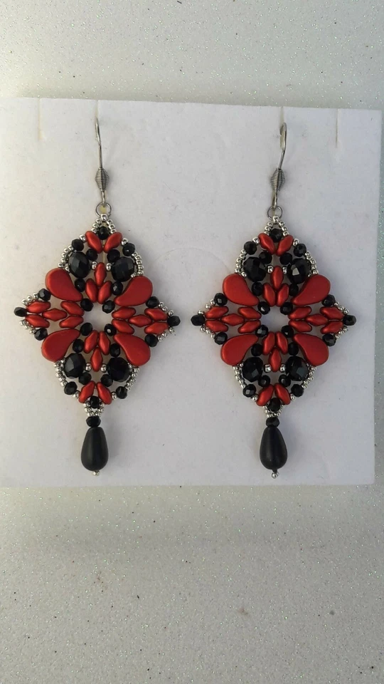 Orecchini Pendenti Fatti a Mano con Perle/Perline Color Rosso e Nero - Immagine 1 di 1