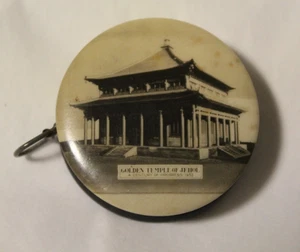 1933 World's Fair Souvenir Round Pocket Tape Measure/Temple of Jehol/ 92 Yrs Old - Bild 1 von 3