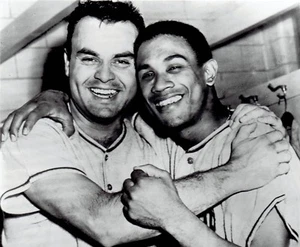 1954 Wire Photo NY Giants Ruben Gomez Bill Taylor celebrate win against Braves - Picture 1 of 2