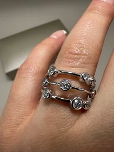 Anillo multi estación de diamantes cultivados en laboratorio de 0,69 quilates de oro blanco de 9 quilates LGSL99 - Imagen 1 de 23