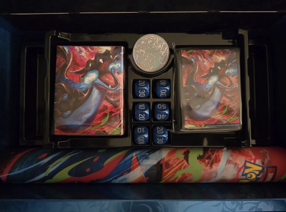 Deckbox + Playmat + Dés + Jeton Pokémon Méga Dracaufeu UPC - Photo 1/1