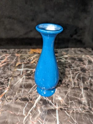 Hermosos jarrones de ónix teñido con flores azules  Foto 1 de 4