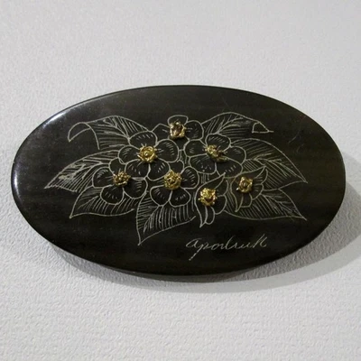 Broche ovalado acrílico imitación madera vintage grabado floral tachuelas de metal firmado Foto 1 de 4