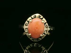 9ct Yellow Gold & Coral Greek Key Ring - Size R - Picture 1 of 12