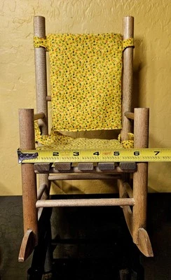 Mecedora de madera vintage Montgomery School House Doll --amarilla 12,5" de alto Foto 1 de 4