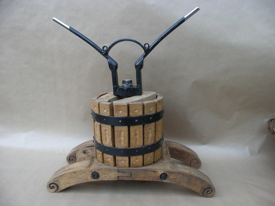 Ancien pressoir à vins fruits de table création artisanat populaire en bois - Photo 1/1