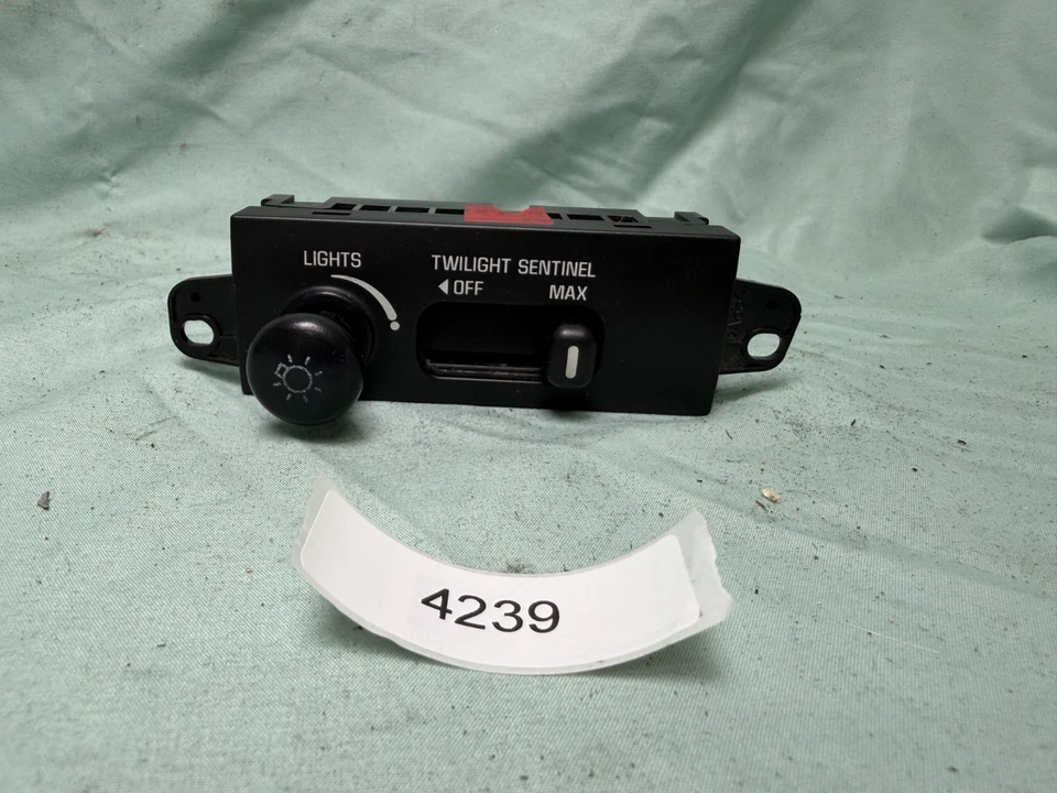 Переключатель управления фарами 1997 - 2005 Buick Park Avenue 25630054 - Изображение 1 из 4