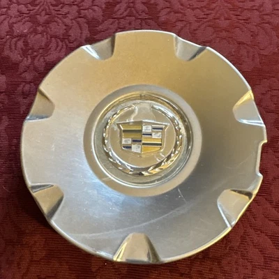 Tapacubos central de rueda Cadillac CTS STS 2004-2011 9595437 Foto 1 de 4