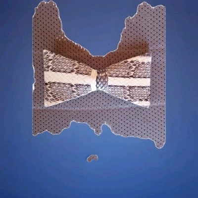 Pajarita de piel de serpiente blanca y gris, clip,  Foto 1 de 2