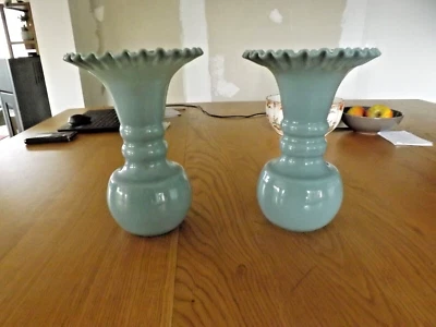 Paire de grands vases en opaline grise à bord dentelé - Photo 1/4