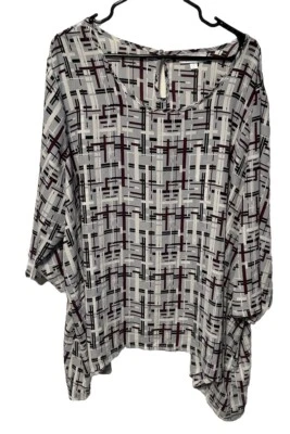 Camiseta deportiva geométrica VIP by Avenue para mujer talla grande 30/32 dobladillo diente de tiburón Foto 1 de 4