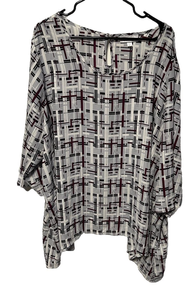 Camiseta deportiva geométrica VIP by Avenue para mujer talla grande 30/32 dobladillo diente de tiburón Foto 1 de 4