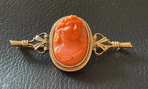 ANTICA E STUPENDA SPILLA IN ORO GIALLO CON CAMMEO IN CORALLO CON SOG. MITOLOGICO - Foto 1 di 4