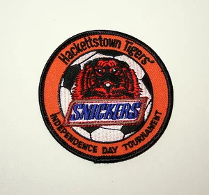 2 Parches de Torneo Hackettstown NJ Tigers Mars Snickers Equipo de Fútbol Nuevo Nuevo de Edición - Imagen 1 de 1