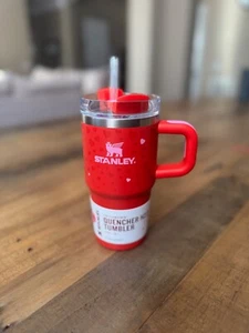 Stanley 20 Unzen H2.0 Flowstate Löscher Becher Griff Rubin Herzen Valentinstag - Bild 1 von 3
