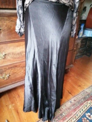 Falda de crepé original de corte sesgado negra con respaldo satinado de la década de 1930 12 Foto 1 de 4