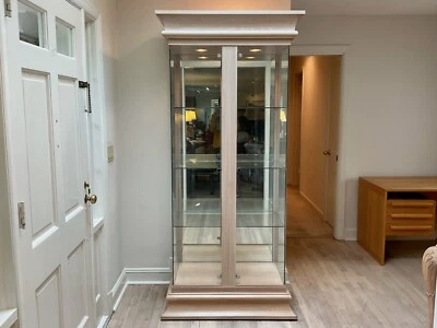 Vitrina vintage de vidrio iluminado de dos puertas Foto 1 de 4