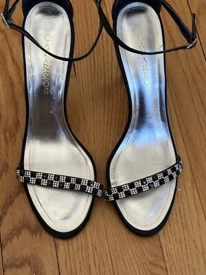 Hermoso zapato CAPARROS satinado punta abierta | acentuado con hermosas pedrería Foto 1 de 4