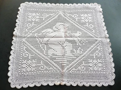 napperon ancien en coton écru  à décors d'ange putti 50,5 cm x 50,5 cm - Photo 1/4