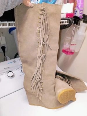 Nuevo $328 Botas de Cuña COACH DOLLIE 8.5 Gamuza Cuero Flecos Tacón Escultural  Foto 1 de 4