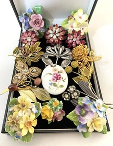 Job Lot Vintage Brooches Jewellery Filigree Glass Crystal China Some Signed - Picture 1 of 17