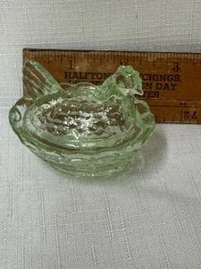 Mini Henne auf Nest grün - leuchtet rosa  - Bild 1 von 6