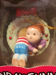 Enesco The Family Circus Bill Keane 1999 Billy & Dolly in corona ornamento - Foto 1 di 8