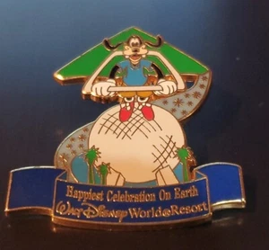 GOOFY Soarin' HANG GLIDING over EPCOT Disney 2005 GWP PIN - Picture 1 of 3