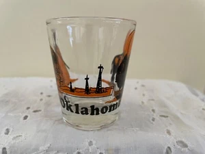 OKLAHOMA Büffelölbrunnen Souvenir Schnapsglas SEHR GUT - Bild 1 von 4