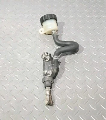 ♻️ Главный цилиндр и резервуар заднего тормоза Yamaha YZF 600 Thundercat 1996 - 2003 годов выпуска  - Изображение 1 из 4