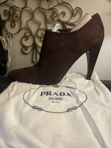 Stivaletti PRADA scamosciati 36 marroni con tacco concavo. Prezzo consigliato $895. Indossato una volta.