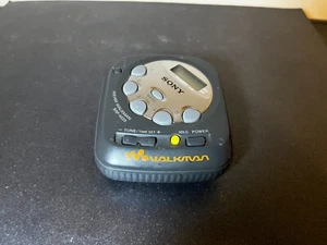 RADIO AM/FM SONY WALKMAN SRF-M35 DE COLECCIÓN PROBADO FUNCIONANDO - Imagen 1 de 7