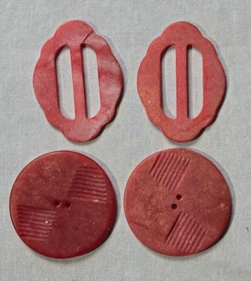 Botones de plástico rojo de 1 5/8" y hebillas correderas de 1 7/8" dos cada uno de colección LEER Foto 1 de 4