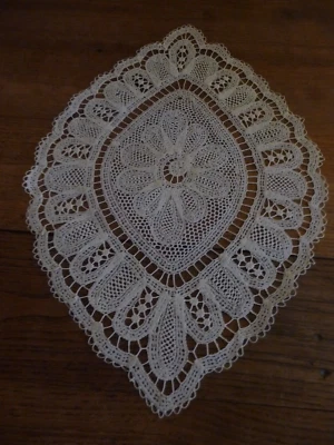 Linge ancien Joli napperon en dentelle  ( ref 13 ) - Photo 1/3