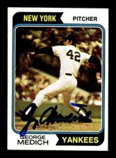 GEORGE MEDICH SIGNED 1974 TOPPS #445 - ON-CARD AUTOGRAPH -NEW YORK YANKEES