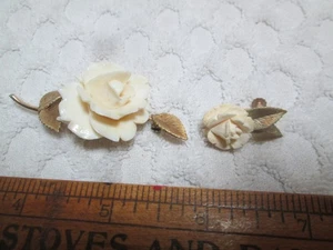 Broche prendedor rosa tallado a mano de colección y un pendiente a juego - Imagen 1 de 3