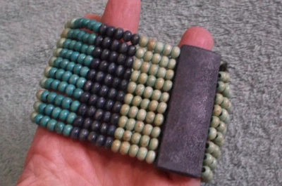 Pulsera elástica vintage verde/azul con cuentas de madera ~ 2 1/4" de ancho Foto 1 de 2