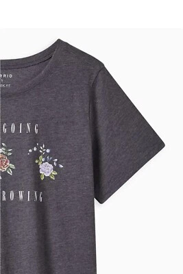 Camiseta Torrid Jersey Calce Clásico Crew Keep Growing Gris Blanqueador en varias tallas Foto 1 de 4