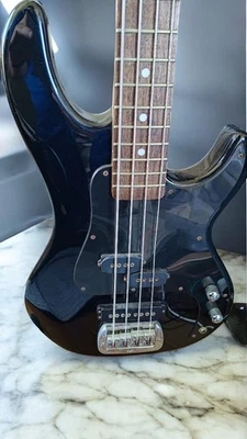 Bajo eléctrico G&L SB2 Tribute con pastilla de precisión acabado negro metálico Foto 1 de 4