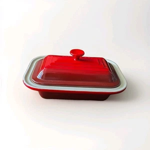 LE CREUSET STEINGUT RECHTECKIGE KASSEROLLE MIT DECKEL - Cerise Rot - Bild 1 von 9