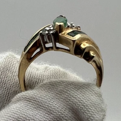 Anillo Vintage Oro Amarillo 10K Con Esmeralda Ovalada y Diamante 3Gramos, Talla 6.25 Foto 1 de 4