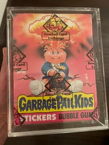 Mülleimer Kind BBCE BOX RISSIG!! 1. Serie versiegelte Wachspackung OS1 GPK SIE ERHALTEN 1 🙂 - Bild 1 von 1