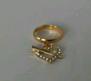 Goldfarbener verstellbarer Ring mit Hänger UK VERKÄUFER!  - Bild 1 von 2