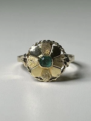 Solid 18K Yellow Gold Flower Shape Ring & Approx .15 Ct Emerald, Sz 6.5 - Image 1 of 4