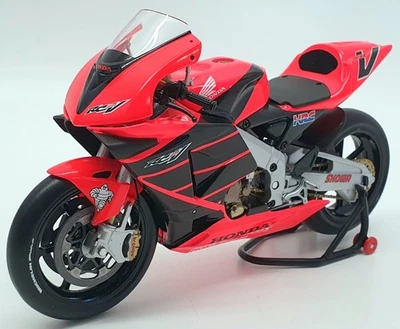 Minichamps 1/12 Scale 122 017946 - Honda RC211V 2001 Summer Test Bike V.Rossi - Image 1 of 4