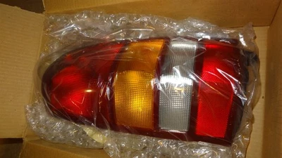 Nuevo de Lote Antiguo GM #15224274 #5978236. Luz trasera Chevy Silverado y GMC Sierra 1999-04-2006. Foto 1 de 4