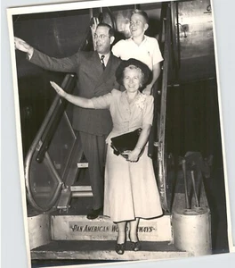 Familie von DECATHLON Star Robert Mathis Flughafen Vintage 1948 Pressefoto - Bild 1 von 2