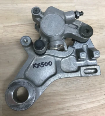 Pinza trasera y soporte Kawasaki KX500 1996-03 reparado OEM PN 43041-1577 Foto 1 de 4